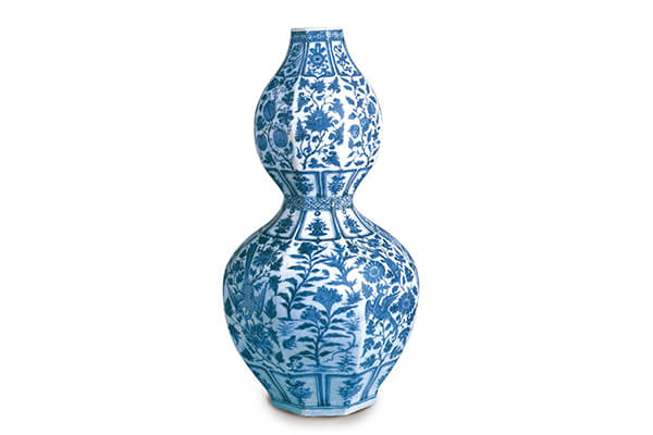 元代．青花八棱葫蘆瓶+此器呈葫蘆形，瓶口至足底皆做成八邊形，是受中亞、西亞金屬器影響的產物。（圖三）+圖片來源：《托普卡比宮的中國瑰寶》，圖版152。